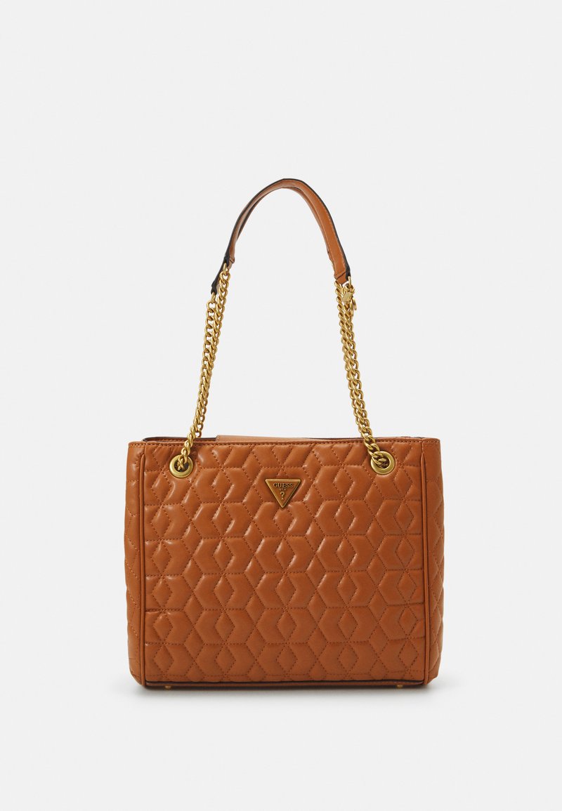 Borsa a tracolla sintetica trapuntata color tan con spalline a catena dorate, un accento logo triangolare e una forma rettangolare strutturata.