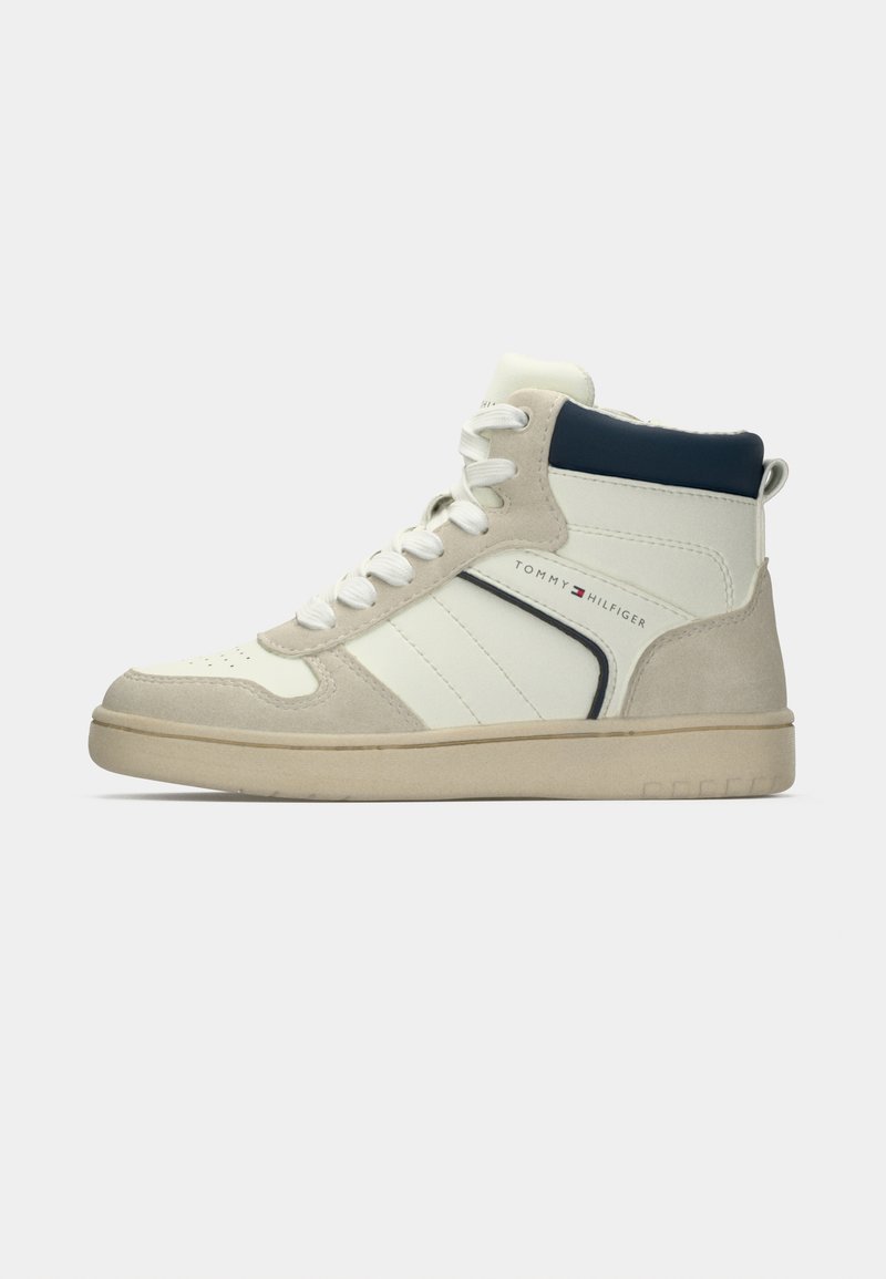 Sneaker alte bianche e beige con dettagli in suede, caratterizzate da un collare al tallone blu navy, lacci bianchi e un sottile logo sul lato.