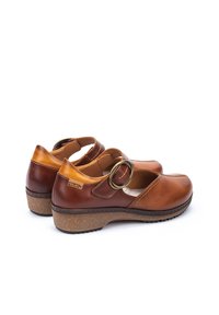 Pikolinos Ballerine con cinturino - brown