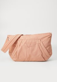 Perzik nylon schoudertas met een ritssluiting, grote voorkant pocket en verstelbare strap. Kenmerkt een subtiele logo detail.
