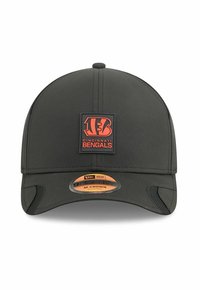 Schwarze Kappe mit einem erhabenen orangefarbenen Cincinnati Bengals-Logo auf der Vorderseite, mit einem gebogenen Schirm und einem verstellbaren Rückengurt. Glatte Stoffoberfläche.