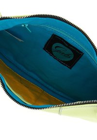 Borsa in pelle verde con interno blu, dotata di due scomparti, chiusura con zip e un'etichetta che mostra il marchio "Gabs."