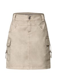 Beige cargojurk med framknäppning, bälteshällor, två framfickor och två sidofickor. Slät textur och skräddarsydd passform.