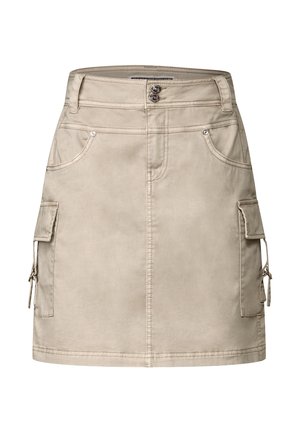 Falda cargo beige con cierre de botonera en la parte delantera, trabillas para cinturón, dos bolsillos frontales y dos bolsillos laterales tipo cargo. Textura suave y corte ajustado.