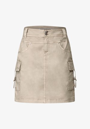 Falda cargo beige con cierre de botonera en la parte delantera, trabillas para cinturón, dos bolsillos frontales y dos bolsillos laterales tipo cargo. Textura suave y corte ajustado.