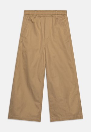 Pantalones de pierna ancha color beige con cintura elástica y bolsillos laterales, diseñados para uso casual.
