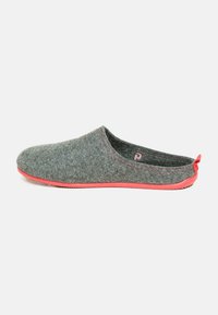 Grå følesandal med en glat tekstur, der har en lys rød gummisål og kant, slip-on design og ingen synlige lukkemekanismer eller lukninger.