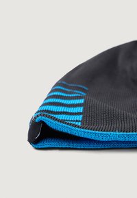 Material textil negru cu dungi accentuatoare albastre, având un design tricotat texturat și o margine plată și rotunjită. O etichetă este vizibilă pe o parte.