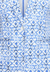 Sacou albastru și alb cu model geometric floral, rever ascuțit, un nasture alb și două buzunare frontale.