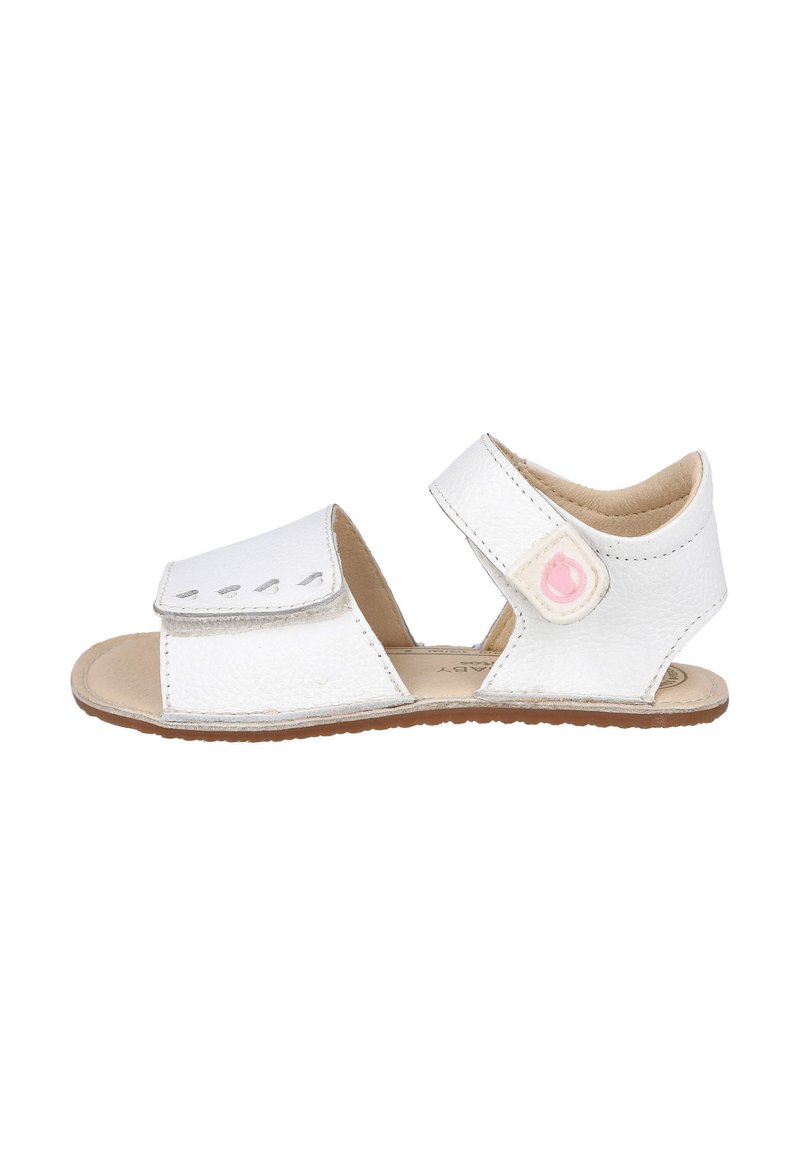 Sandalia de cuero blanco con suela plana, correas ajustables y costuras decorativas en la parte superior. Ligera, con un diseño texturizado.