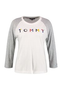Weißes Baumwoll-T-Shirt mit grauen Ärmeln, das ein mehrfarbiges „TOMMY“-Logo auf der Vorderseite zeigt. Rundhalsausschnitt und lockerer Schnitt.