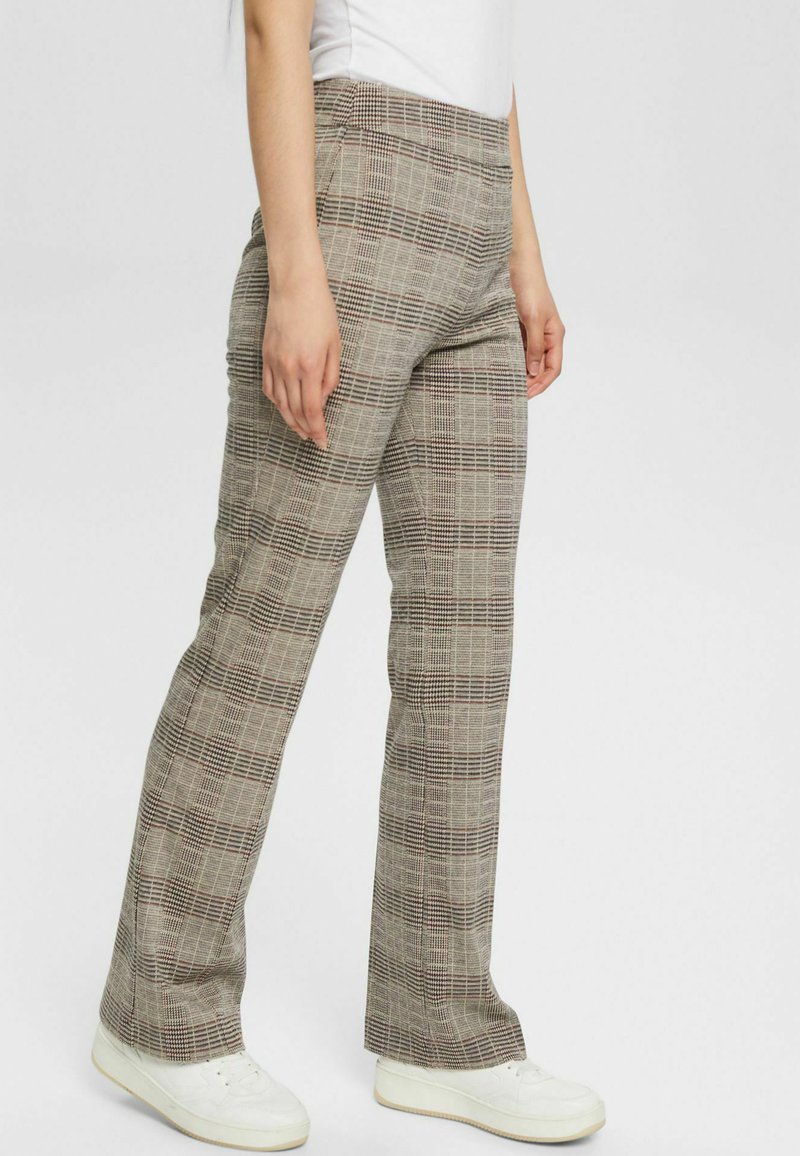Braune karierte Hose aus gewebtem Material, mit geradem Bein und hohem Bund, kombiniert mit weißen Sneakers.