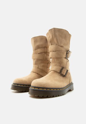 Rang 15: Dr. Martens - ANISTONE STRAP HIGH BOOT UNISEX - Bottes de cowboy / motard