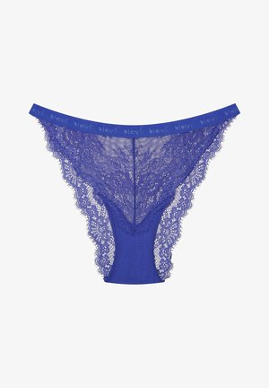 Niebieskie koronkowe stringi z misternym wzorem kwiatowym, miękką talią i przezroczystym designem z falbaniastymi krawędziami. Idealne dla kolekcji bielizny.