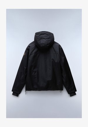 Chaqueta negra, impermeable, con capucha, puños elásticos y un cordón en el dobladillo. Presenta un logo circular en el hombro izquierdo.