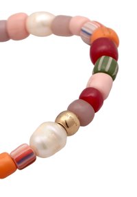Collana di perline multicolori con perle rotonde e ovali nelle tonalità di rosso, rosa, arancione, verde e una perla bianca, con un accento dorato.