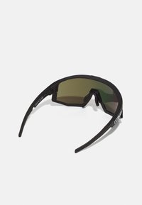 Ochelari de soare sport negri cu un design înfășurat, lentile verzi închise, rame subțiri din plastic și un logo proeminent pe lateral.