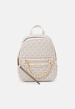 Mały beżowy plecak Michael Kors z wzorem logo MK, przednia kieszeń na suwak, złoty detal łańcuszka i górny uchwyt na białym tle.