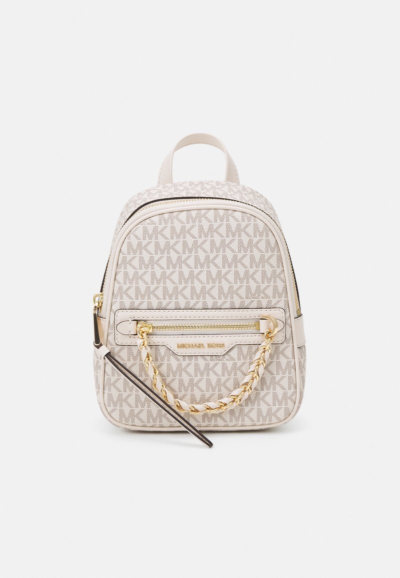 Petit sac à dos beige Michael Kors avec motif logo MK, poche avant zippée, détail chaîne dorée et poignée supérieure sur fond blanc.