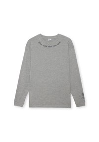 Camiseta de manga larga gris hecha de algodón, con cuello redondo y texto impreso en negro en la parte superior y cerca del puño izquierdo.