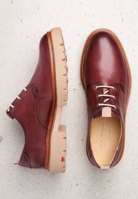 Chaussures en cuir marron avec une finition lisse, bout rond, semelle texturée beige et détail de couture contrasté. Marque LLOYD sur la semelle intérieure.