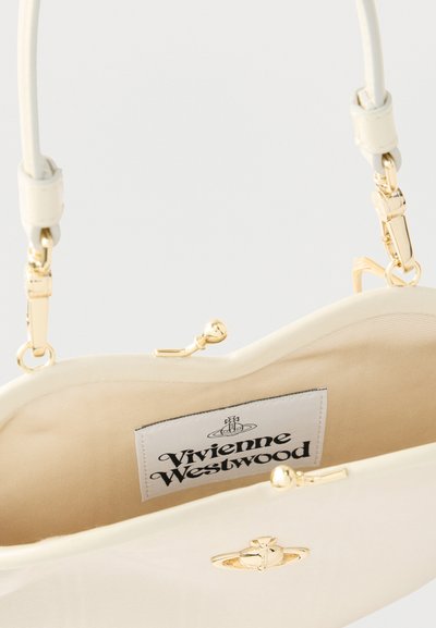 Τσάντα χειρός σε κρεμ απόχρωση με χρυσά μεταλλικά στοιχεία, κούμπωμα και λεία υφή. Εσωτερικό επενδεδυμένο με μπεζ ύφασμα, με ετικέτα λογοτύπου.