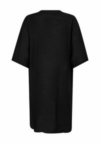 Tricou oversized negru, cu mâneci scurte, confecționat dintr-un material texturat, având un guler rotund simplu și o siluetă dreaptă relaxată.
