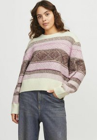 Gebreide trui met veelkleurige strepen in crème, roze en bruin. Ribgebreide manchetten en zoom; relaxte pasvorm met een ronde hals.