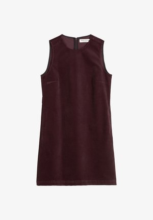 Bordeaux mouwloze jurk van fluweel, met een hoge halslijn, twee blootgestelde zakken aan de voorkant en een ritssluiting aan de achterkant. Gladde textuur.