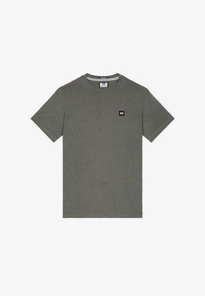 Alyvuogių žalios spalvos medvilninis marškinėliai su trumpomis rankovėmis, apvaliu kaklu ir mažuoju juodu kvadratiniu etikete kairėje krūtinės pusėje. Lygi tekstūra.