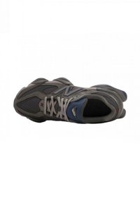 Scarpe da ginnastica grigie in materiali mesh e sintetici, con punta arrotondata e dettagli blu e rossi. Comprendono lacci grigi e colletto imbottito.