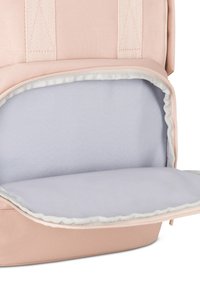 Zaino di tessuto rosa con cerniera, dotato di una morbida fodera interna grigia e di un compartimento imbottito per dispositivi elettronici.