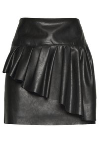 Černá sukně z laťově syntetické kůže s přiléhavým pasem a volánkovým lemem. Hladký povrch s jemným leskem, se sklady.