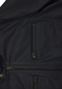 Svart läderjacka med flera zip-fickor, slät yta och en elegant design med bronsdetaljer.