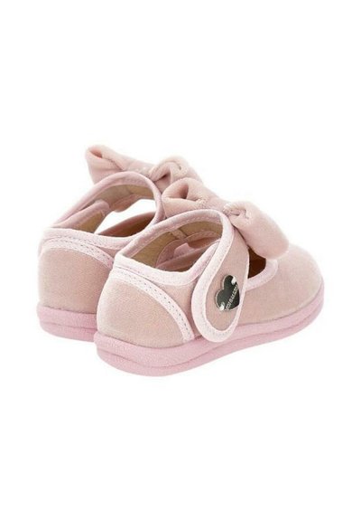 Roze Veloursleder-Schuhe mit einer abgerundeten Form, die an der Oberseite mit einer Schleife und einem herzförmigen silbernen Akzent versehen sind. Weicher Absatz und verstellbarer Riemen.