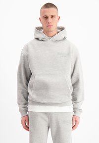 Grijze katoenmix hoodie met een voorzak, geribde manchetten en een capuchon met trekkoord. Voorzien van een subtiele reliëflogo op de borst.