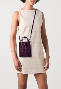 Ted Baker GATOCON EFFECT MINI ICON BAG - Rankinė - maroon