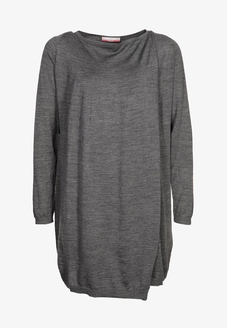 Grijze jurk met lange mouwen gemaakt van zachte stof, met een losse pasvorm, ronde halslijn en zijsplits voor bewegingsvrijheid.