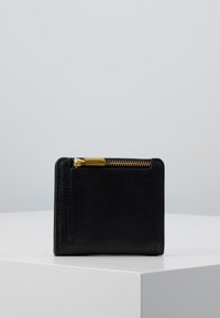Zwart lederen portemonnee met een gestructureerde afwerking, voorzien van een gouden ritssluiting en accent. Compact rechthoekig model met kaartslots en een ritsvak.