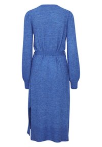 Robe pull bleue à manches longues en tissu doux. Dotée d'une taille ceinturée et de poignets côtelés. Une fente sur le côté ajoute du détail au design.