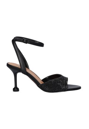 Sandalia negra de tacón alto con correa en el tobillo, puntera abierta y banda frontal texturizada con brillo sobre un delgado tacón de aguja.