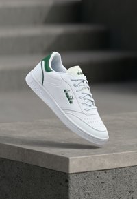 Δεν επιλέχθηκε, bright white/green jacket