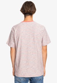Short-sleeved shirt in light pink with horizontal stripes in blue and red. Features a crew neckline and soft, textured fabric.