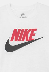 Nike Sportswear FUTURA EVERGREEN TEE UNISEX - T-shirt estampada - white/university red