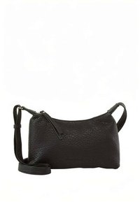 Zwarte leren crossbodytas met een gestructureerde afwerking, slank model, verstelbare band en ritssluiting aan de bovenkant. Eenvoudig en functioneel ontwerp.