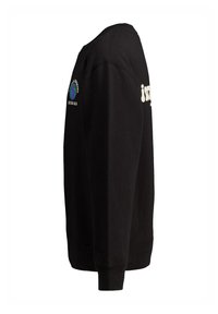 Mustassa puuvillaisessa hupparissa on ribattu kaulus ja helma. Vasen hiha on varustettu painatuksella ja maapallon graafilla.