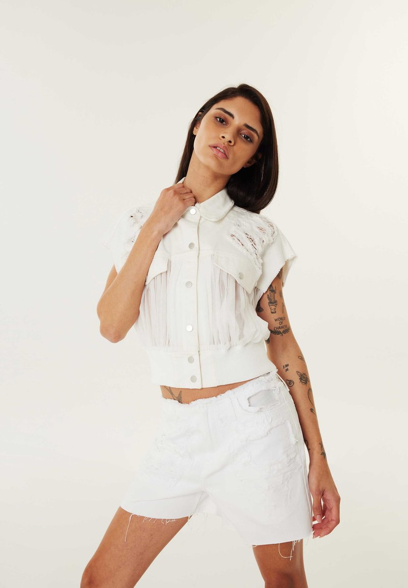 Twist REGULAR FIT DISTRESSED EFFECT  - Džínové kraťasy - white