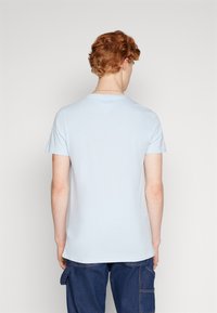 Tommy Jeans SLIM TEE - T-shirt - bas - breezy blue