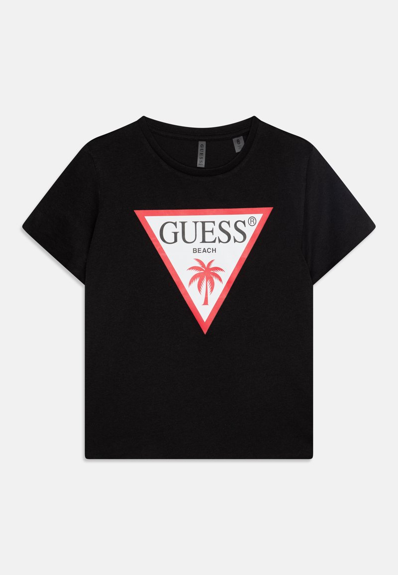 Juodas medvilninis marškinėlis trumpomis rankovėmis, su raudonu ir baltu trikampiu grafiniu motyvu, kuriame yra užrašas "GUESS BEACH" ir palmės iliustracija.