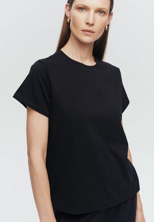 - T-shirt basic